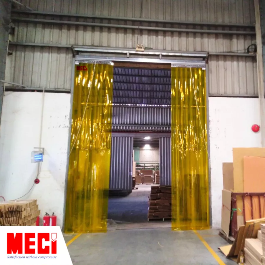 Rèm nhựa pvc màu vàng lùa sang hay bên