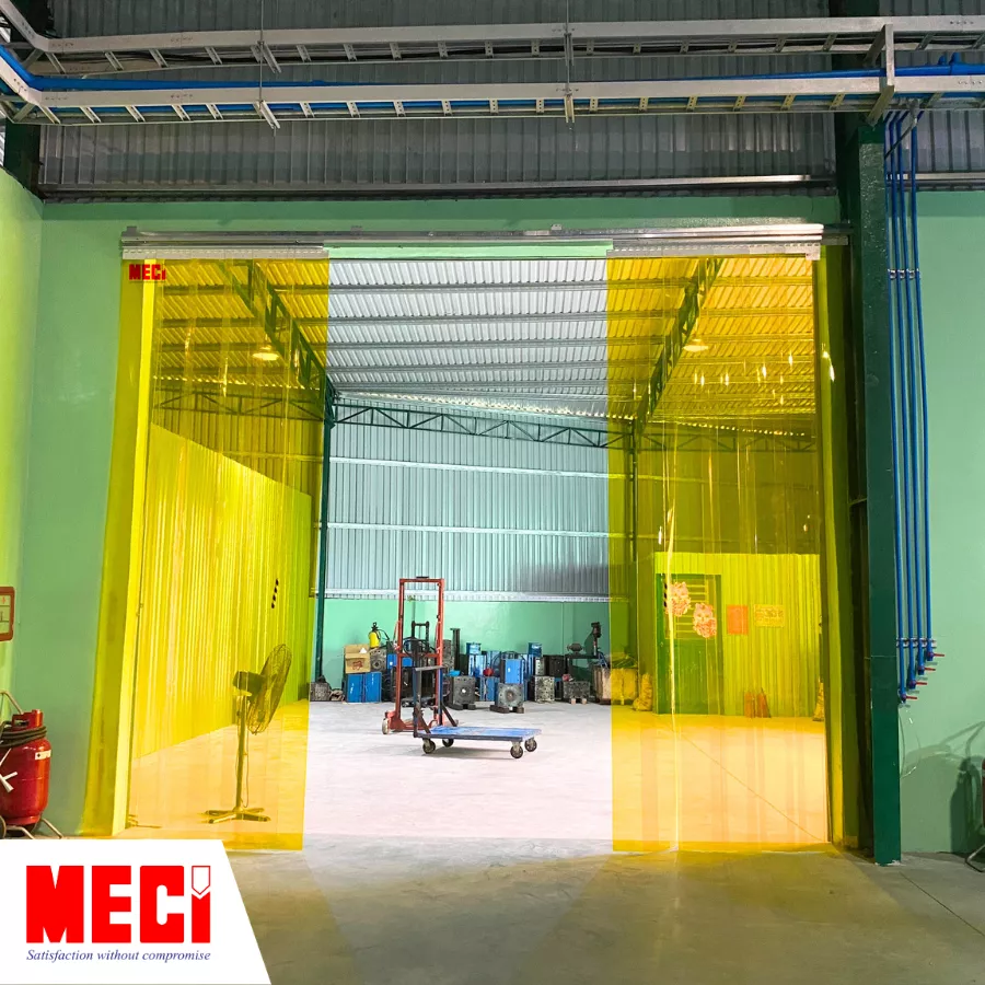 Rèm nhựa pvc màu vàng lùa sang hay bên