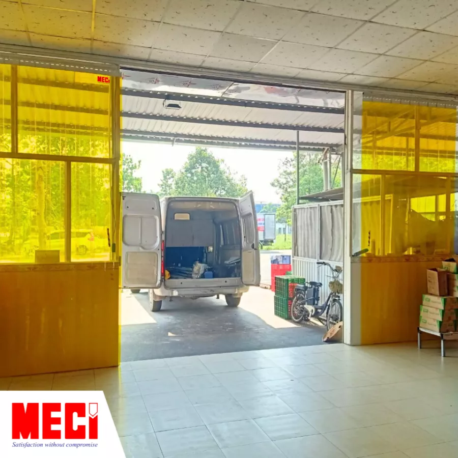 Rèm nhựa pvc màu vàng lùa sang hay bên