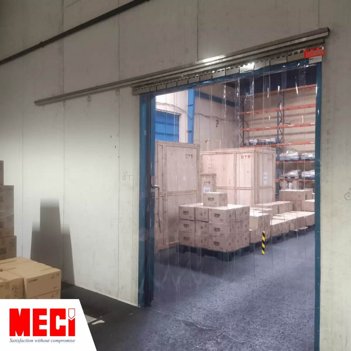 Rèm nhựa trước cửa một nhà kho chứa các thùng hàng