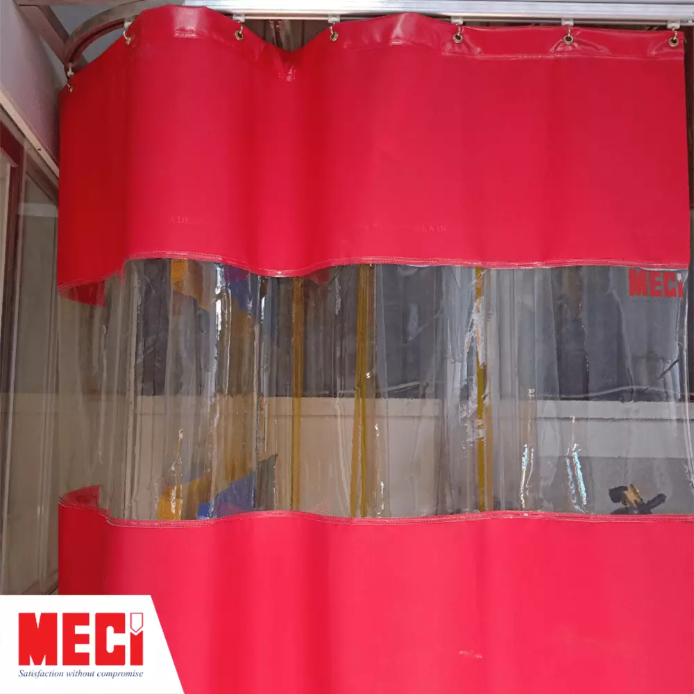 Cận cảnh tấm nhựa trắng trong ở giữa, bạt đỏ ở trên, dưới