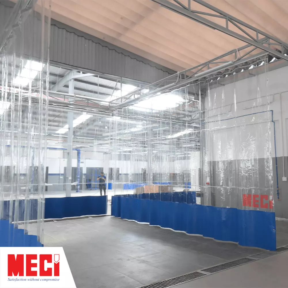 Rèm nhựa được lắp ngăn cách các khu trong phòng