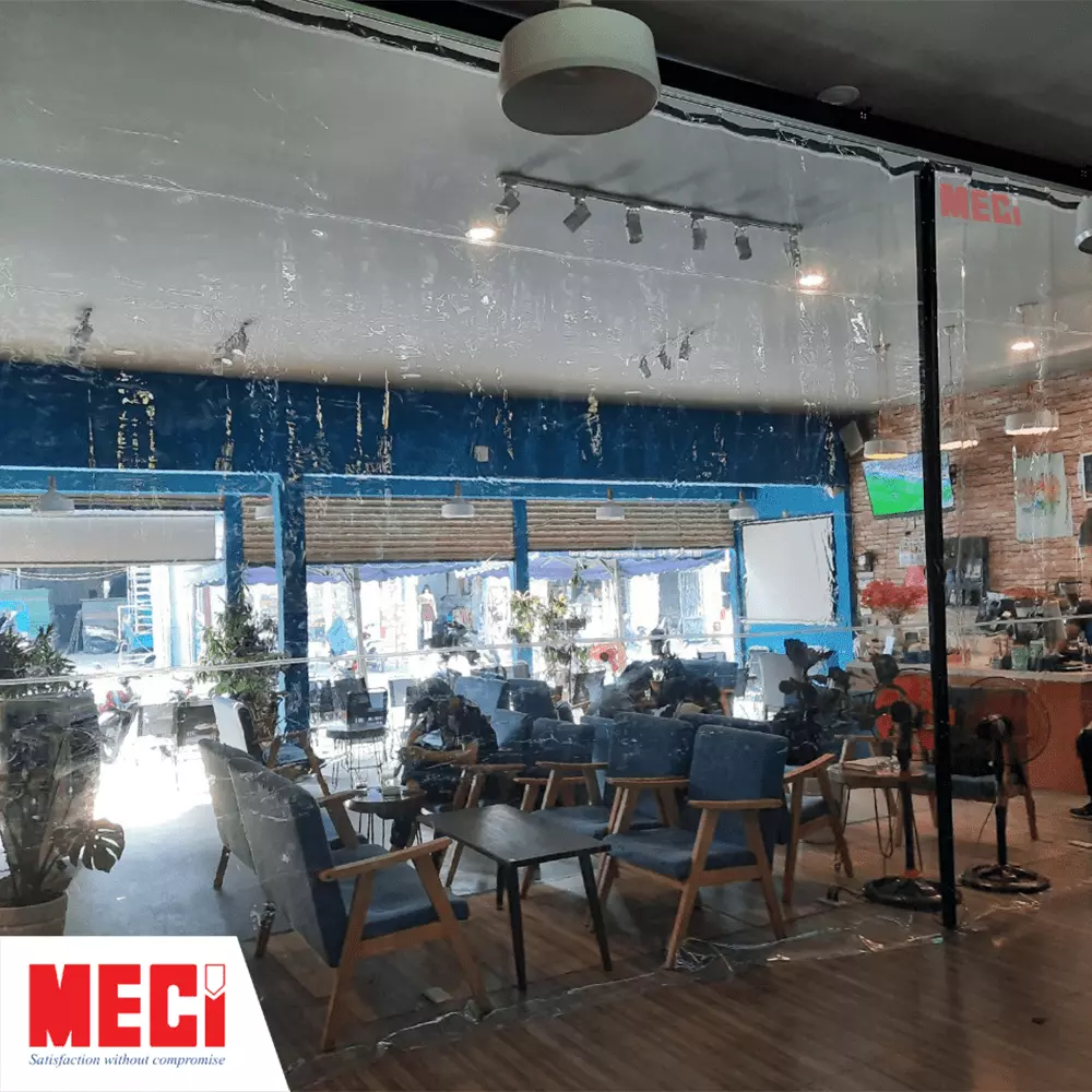 Rèm nhựa trắng trong ngăn cách quán thoáng tầm nhìn