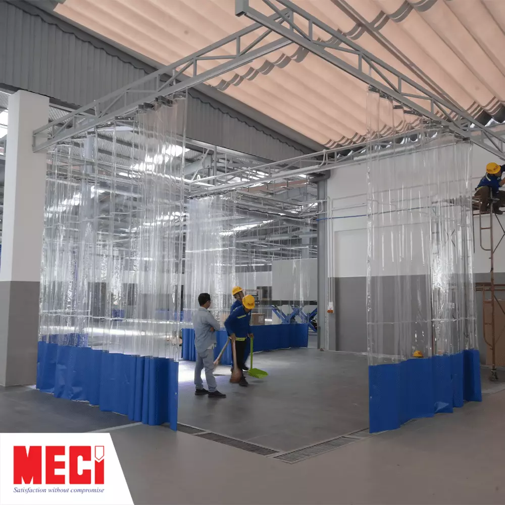 2 người quan sát rèm nhựa ngăn phòng