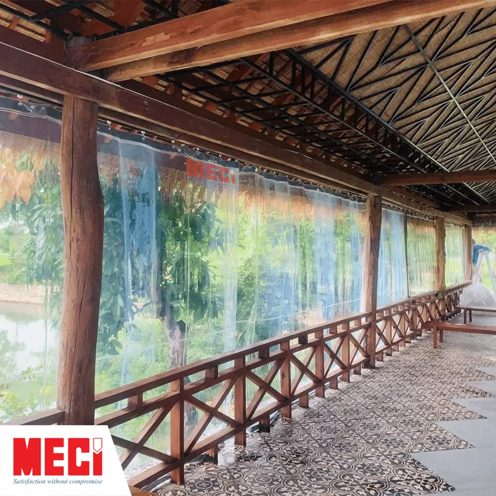 Bên trong quán ăn view sông nhìn thông qua rèm trắng trong