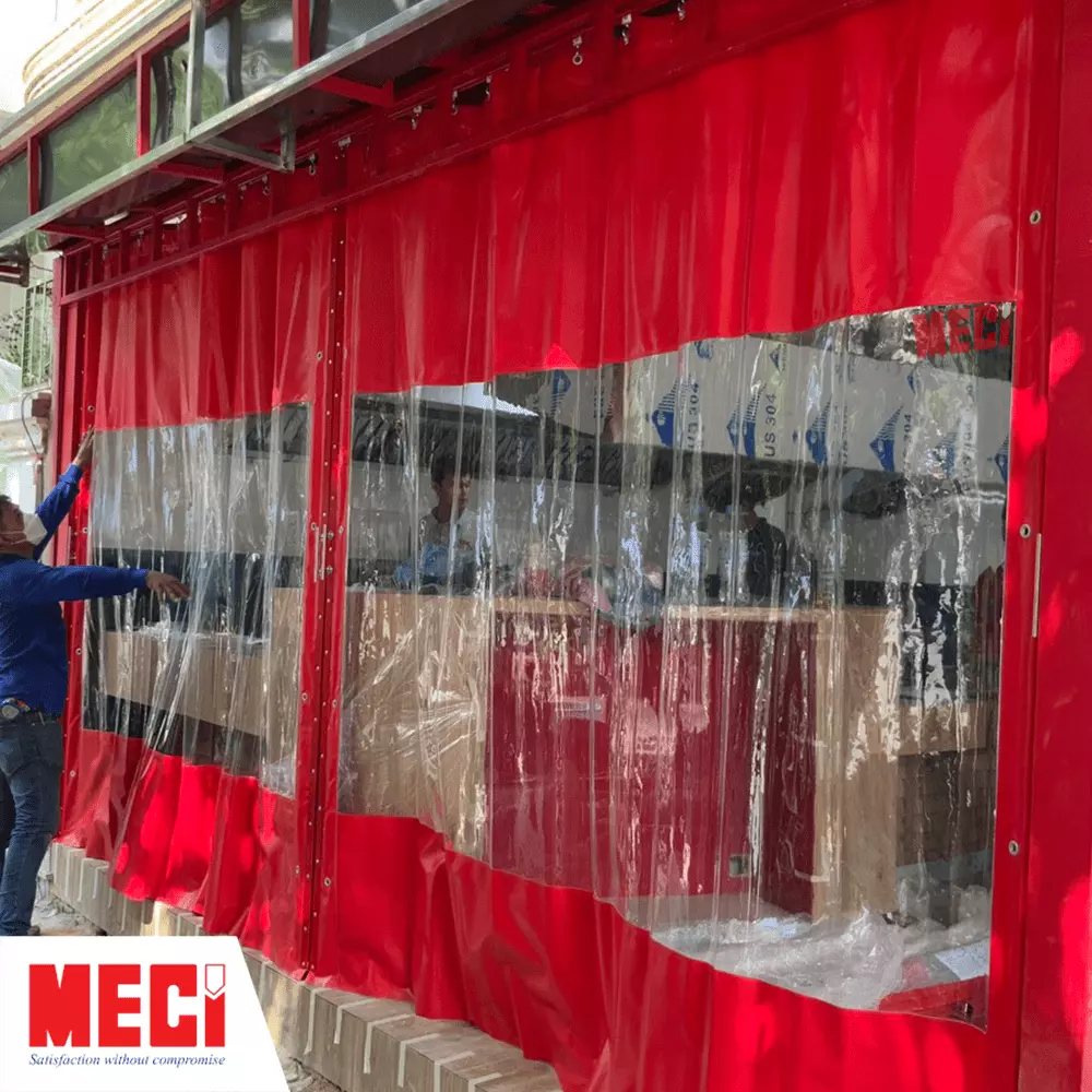 Rèm nhựa ở giữa trắng trong, bạt nhựa đỏ viền xung quanh