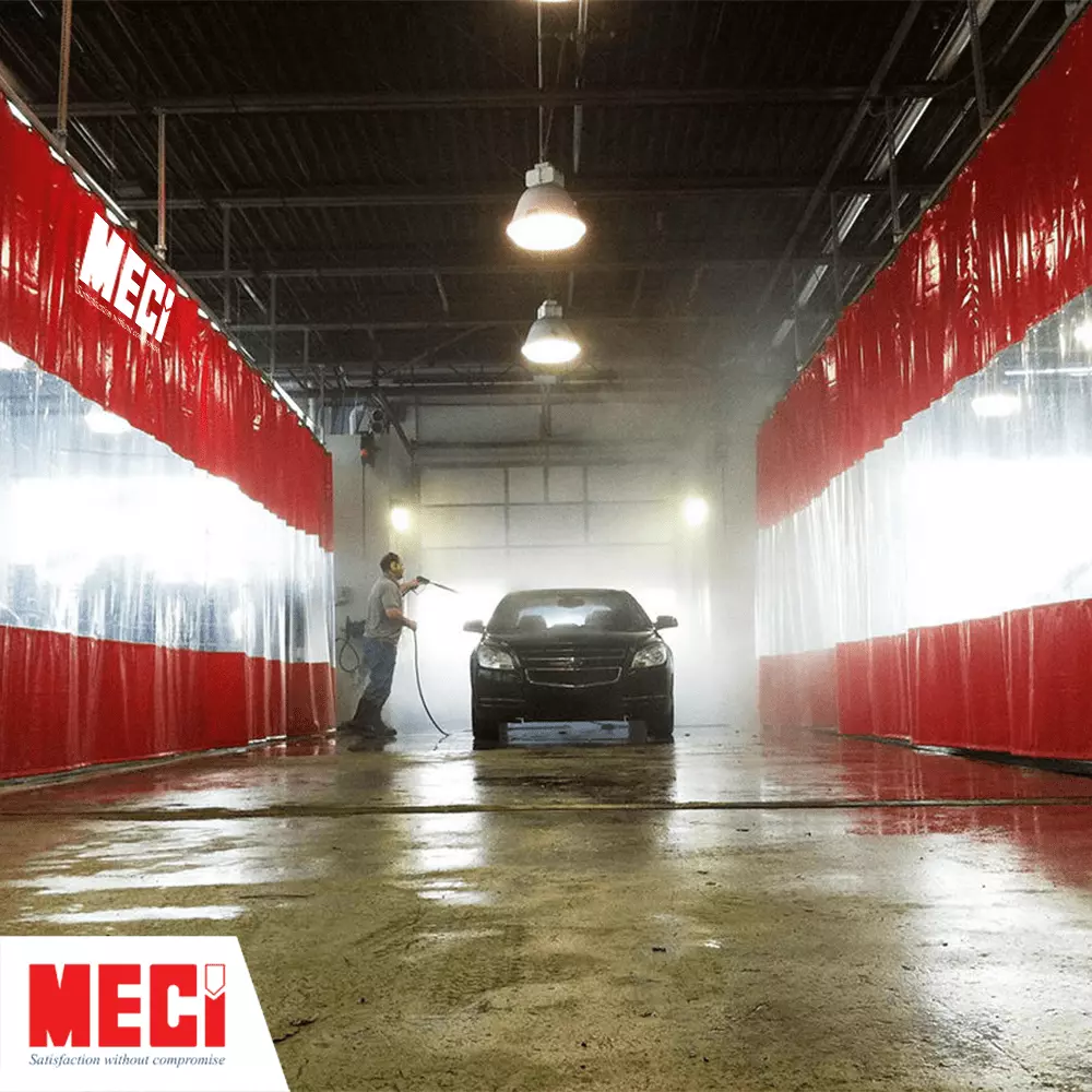 Một người rửa xe ở giữa của 2 tấm rèm nhựa