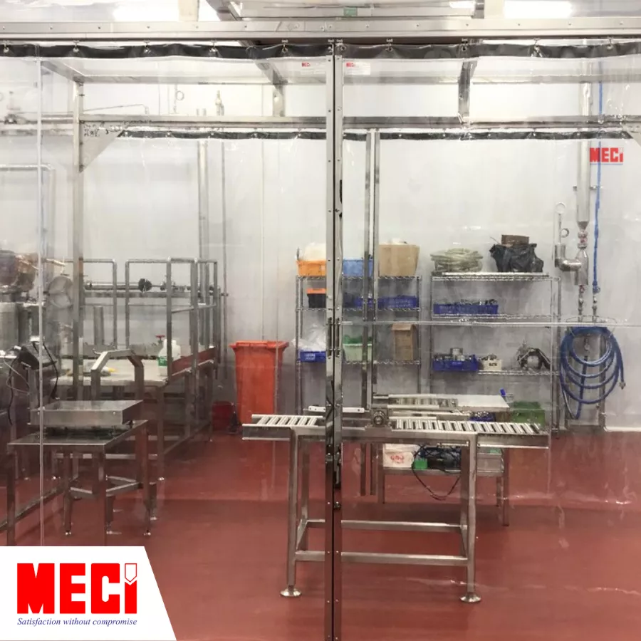 Rèm nhựa trắng trong ngăn máy móc