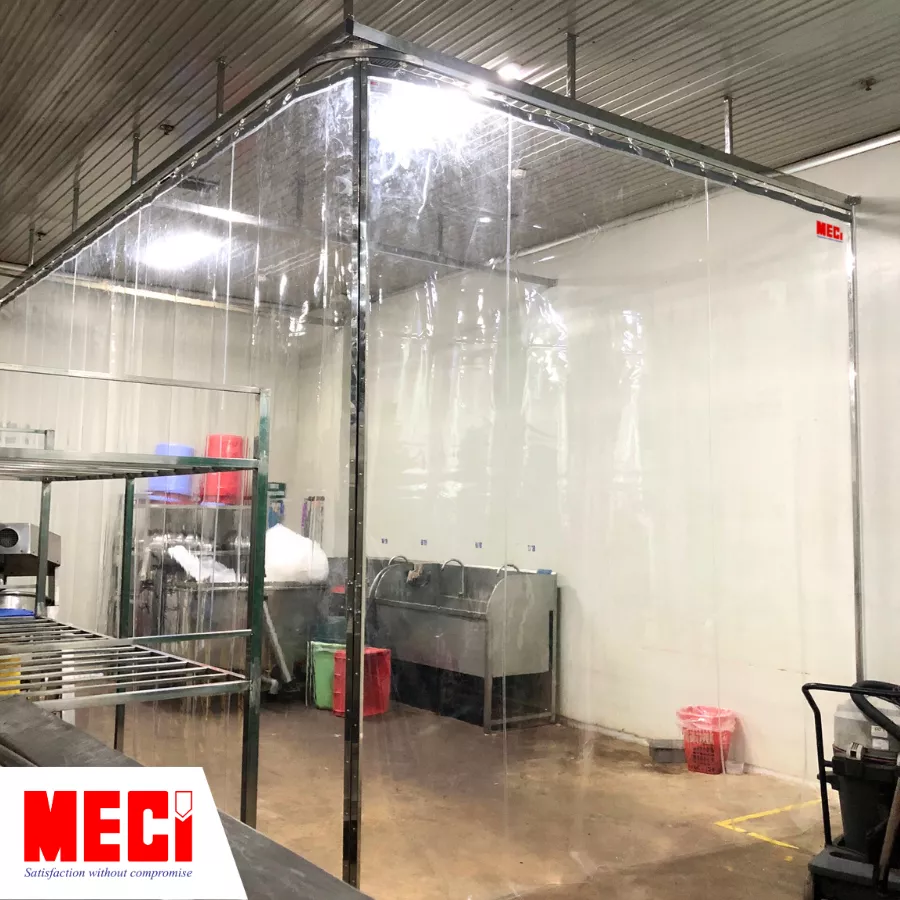 Rèm nhựa kéo dạt trắng trong tại nhà xưởng
