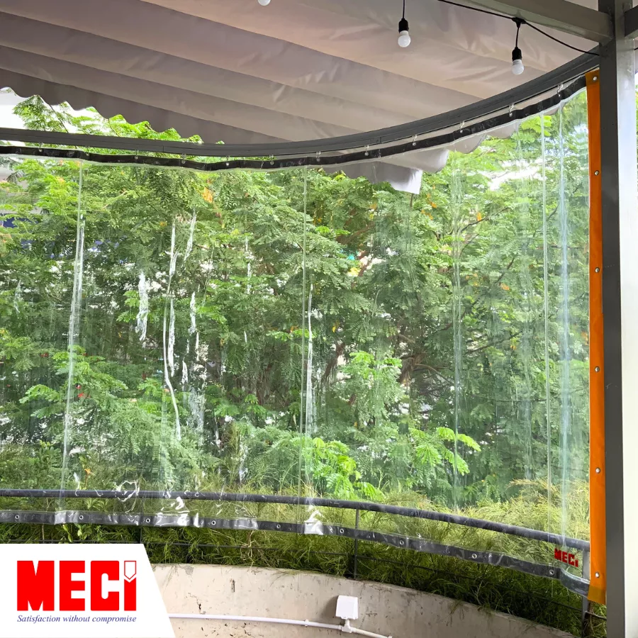 Rèm nhựa kéo dạt dạng cong tại ban công