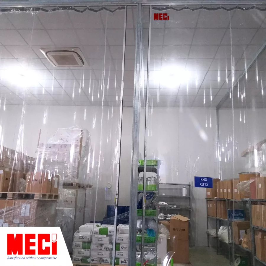 Rèm nhựa tạo thành cửa kho hàng