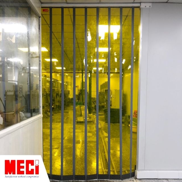 rèm nam châm màu vàng tại lối đi bên trong một nhà xưởng