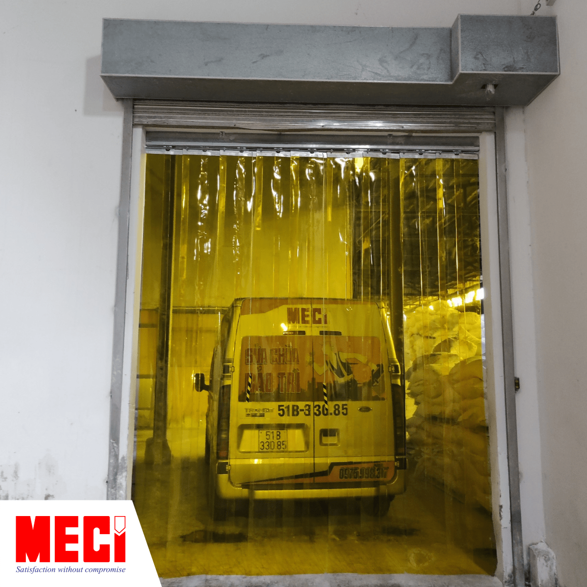 Cửa lắp rèm nhựa xếp xoay có xe thương hiệu MECI ở trước