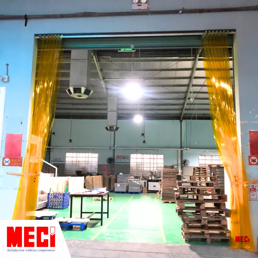 Rèm nhựa xếp xoay màu vàng xếp gọn về 2 bên