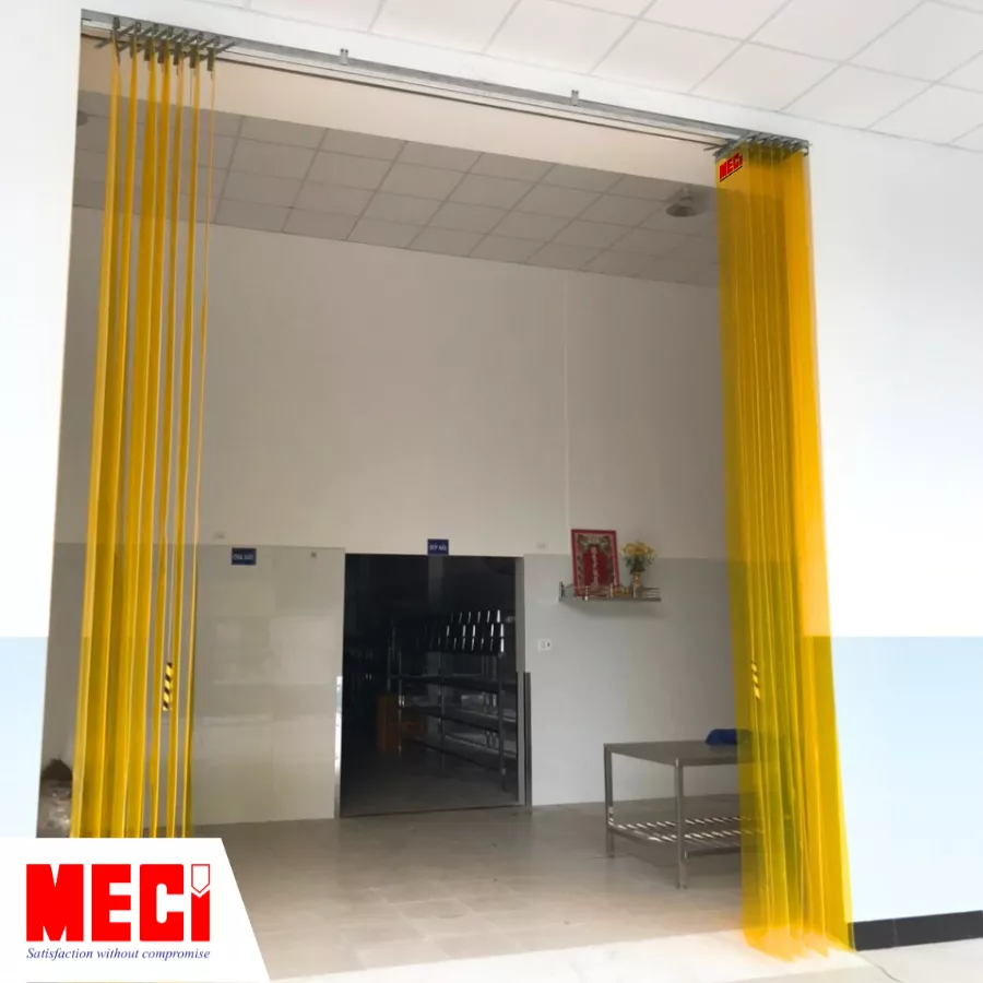 Rèm nhựa xếp xoay màu vàng xếp gọn về 2 bên