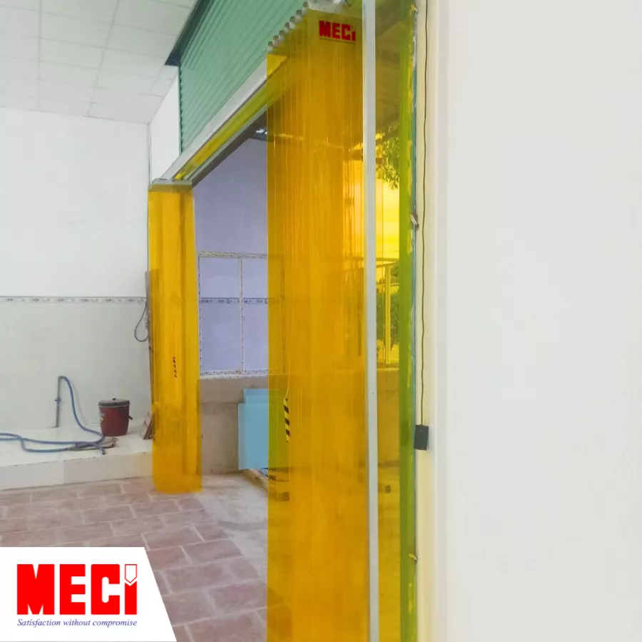 Rèm nhựa xếp xoay màu vàng xếp gọn về 2 bên