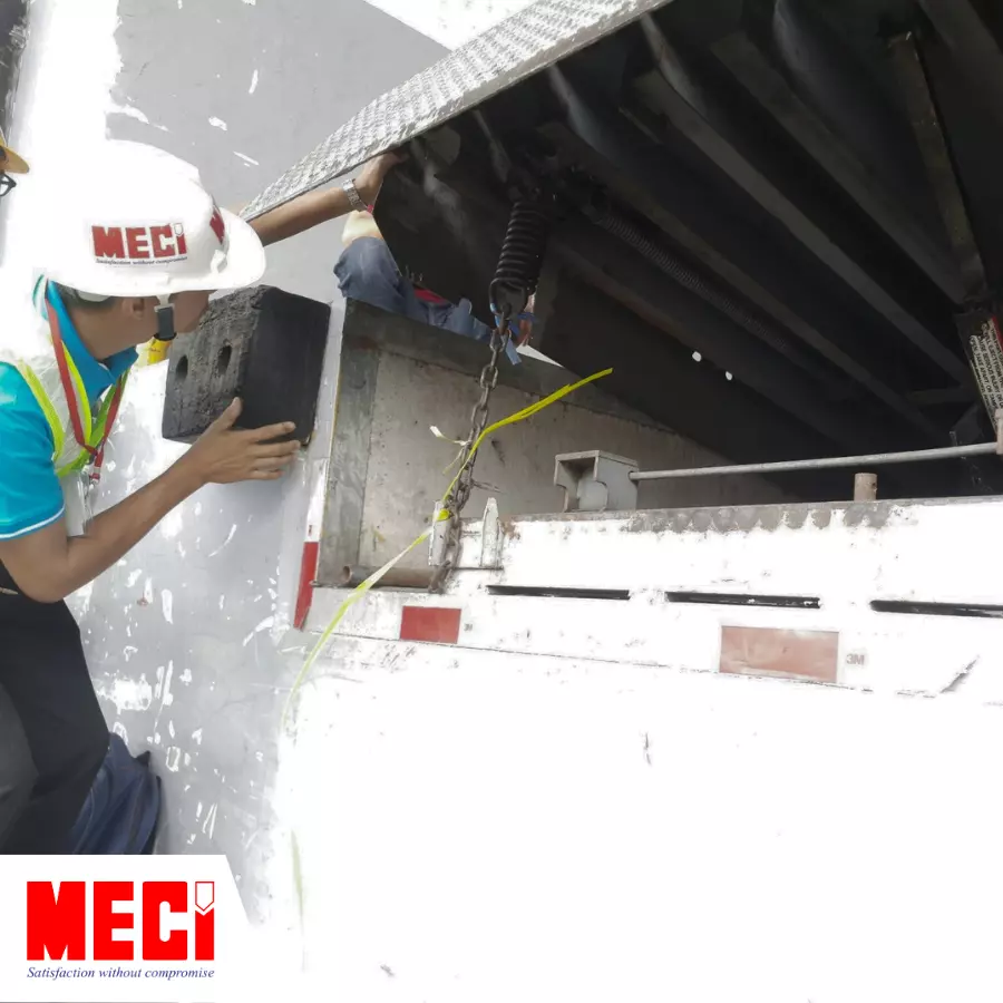 Kỹ thuật MECI đang kiểm tra sàn nâng thủy lực