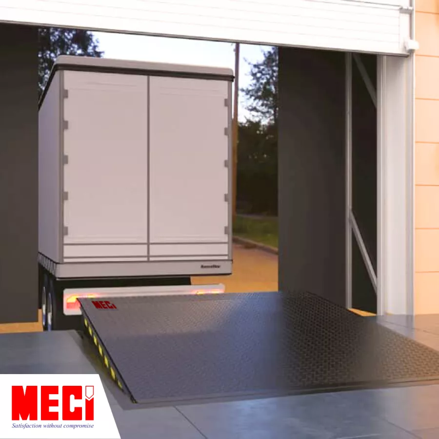 Xe tải đang lùi vào kho hàng có sàn nâng thủy lực