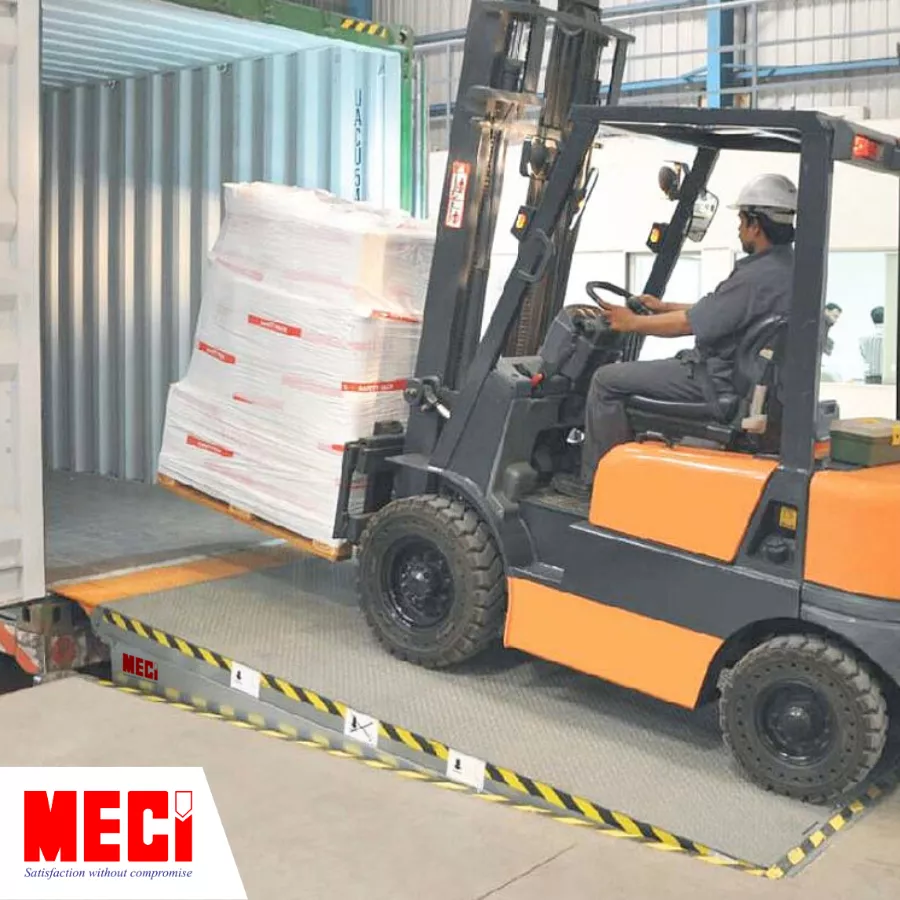 Xe nâng di chuyển trên sàn nâng thủy lực