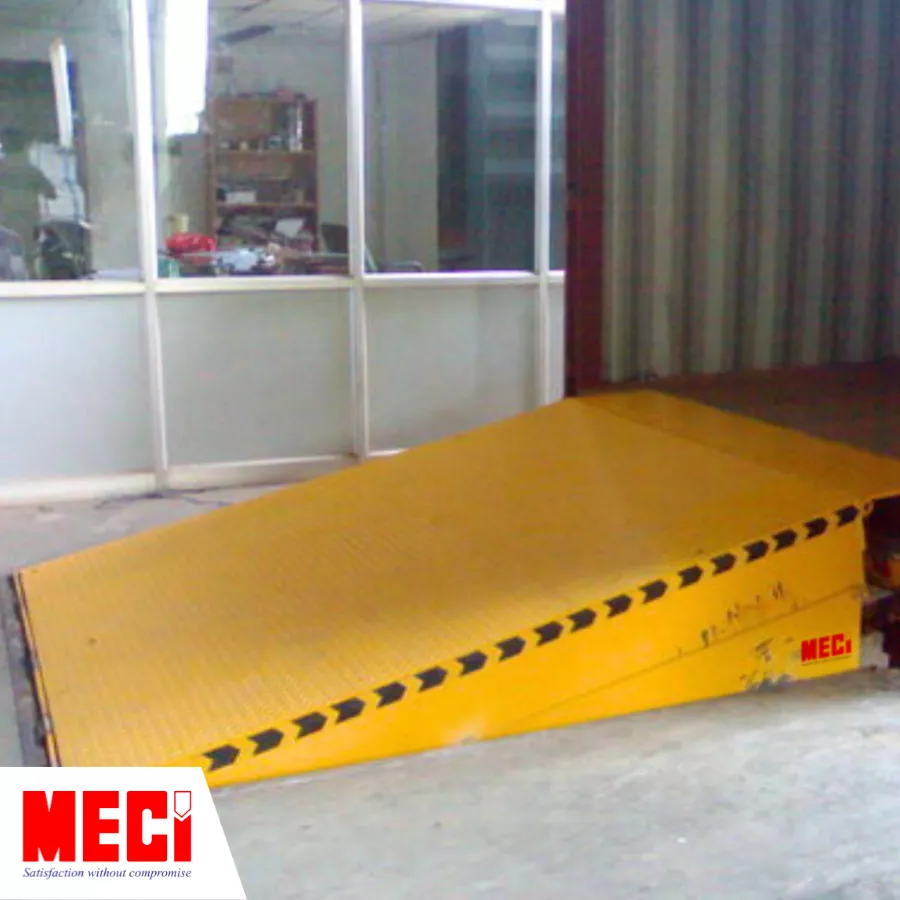 Sàn nâng thủy lực làm cầu nối cho thùng xe tải