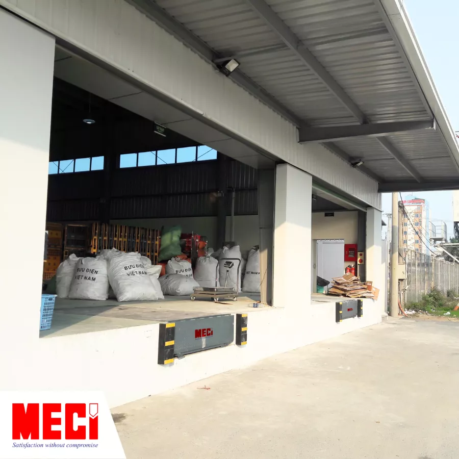 Sàn nâng thủy lực trong khuôn viên nhà kho