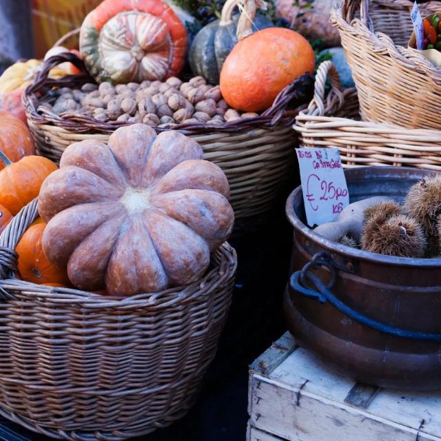 Các mặt hàng nông sản như bí ngô, đậu phộng,... đang được bày bán trong thị trường hàng hóa gồm những yếu tố đặc trưng nào.