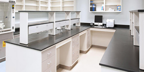 Không gian phòng thí nghiệm đầy đủ ánh sáng và mọi khu vực làm việc đều được chiếu sáng rõ.