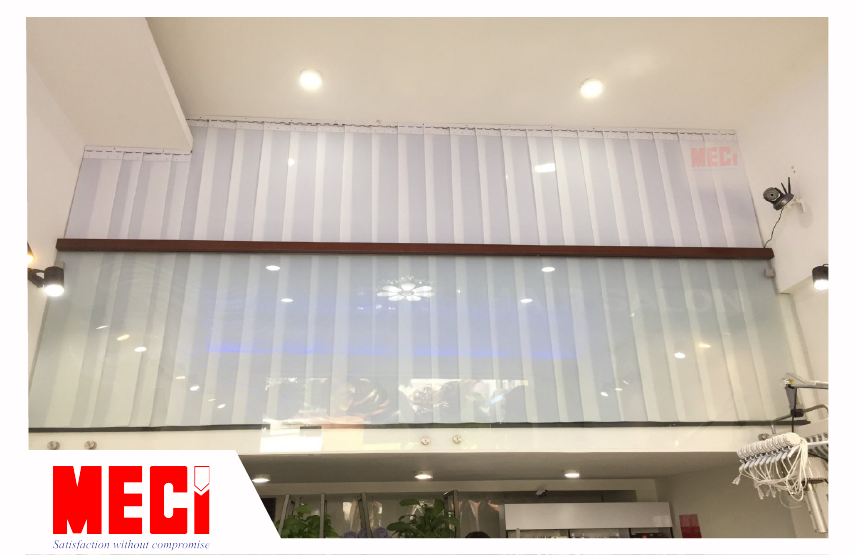 Rèm nhựa PVC ngăn lạnh màu trắng đục lắp tại gác xép.