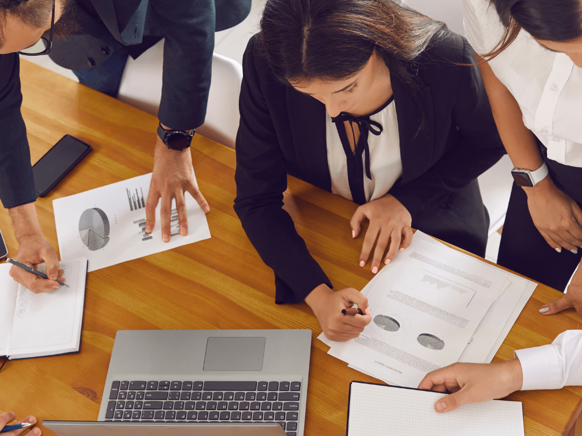 các nhân viên văn phòng đang bàn bạc thảo luận cùng nhau