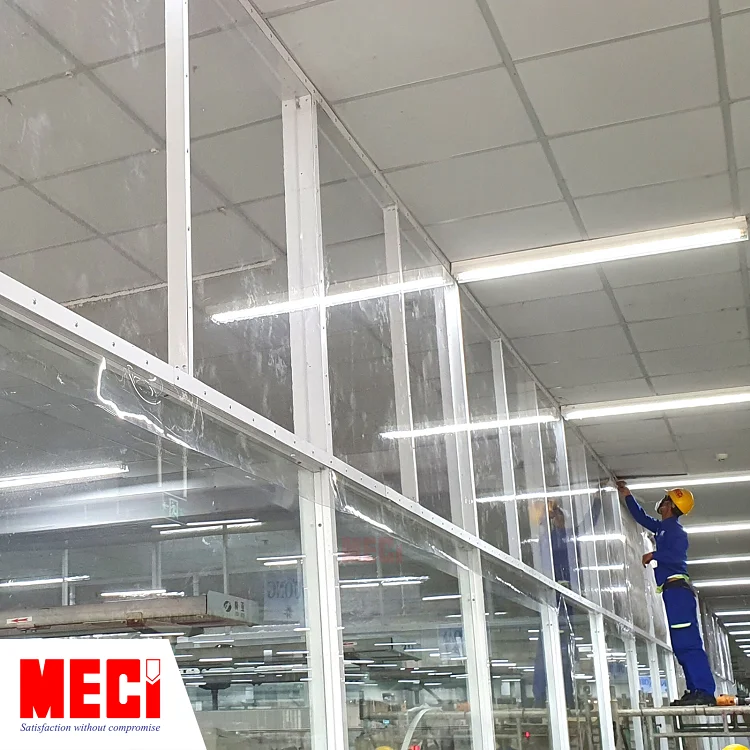 một kỹ thuật đang đứng trên giàn giáo để lắp vách ngăn nhựa