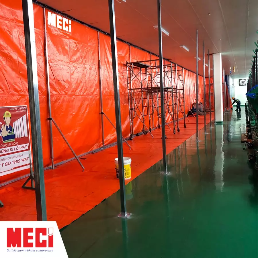 Những trụ sắt được dựng trong căn phòng che chắn bạt nhựa