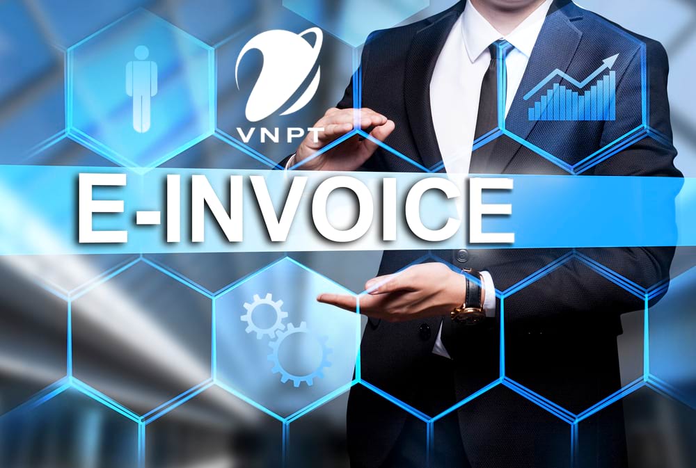 Người đàn ông mặc vest vòng tay ôm lấy chữ VNPT-E-INVOICE