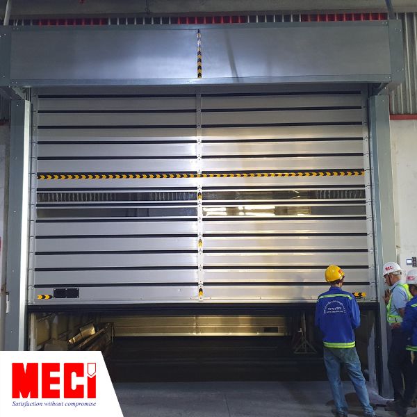 cận cảnh cửa cuốn nhanh nan nhôm meci