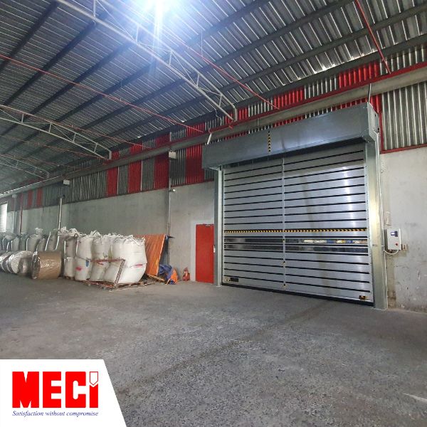 cửa cuốn nan nhôm được lắp tại lối vào một nhà xưởng