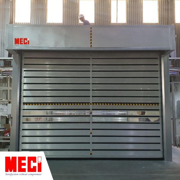 trực diện một cái cửa cuốn nhanh nan nhôm đang đóng xuống