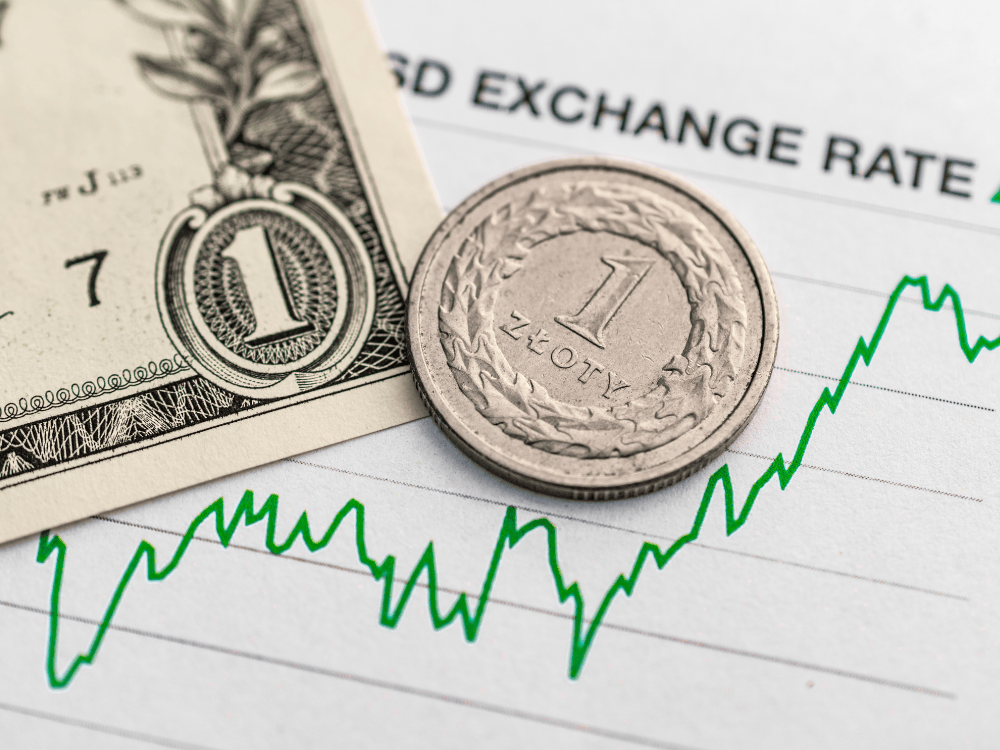 Đồng tiền xu và đồng tiền giấy nằm trên biểu đồ thể hiện sự thay đổi của giá trị đồng tiền. 