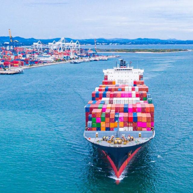 Hình tàu đang trở hàng nhập bến giải thích cho ETA là gì trong xuất nhập khẩu