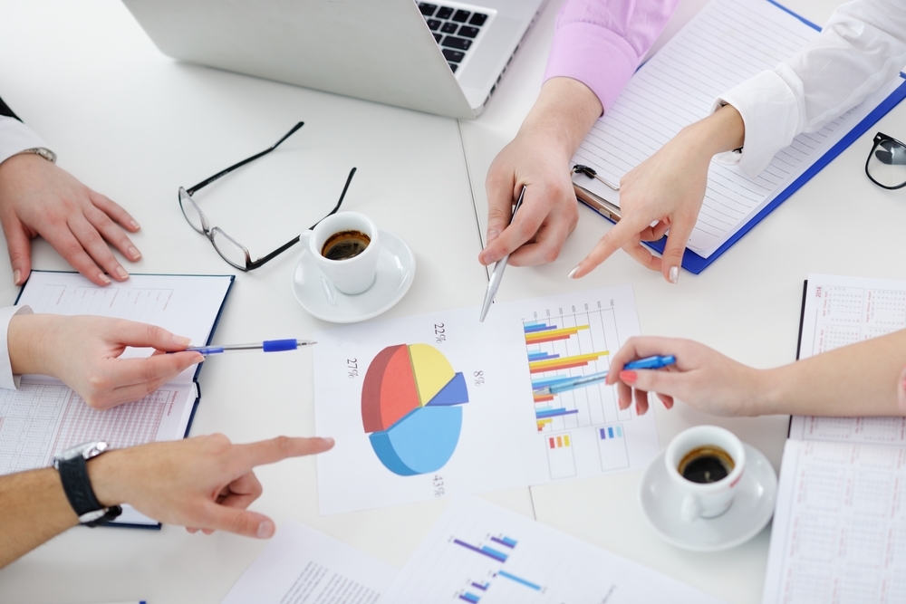 Một đội nhóm đang họp để nghiên cứu về thị trường