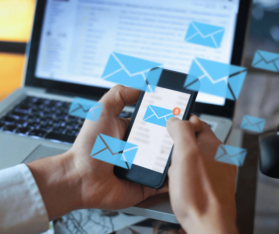 Máy tính và điện thoại kết nối với thư điện tử.
