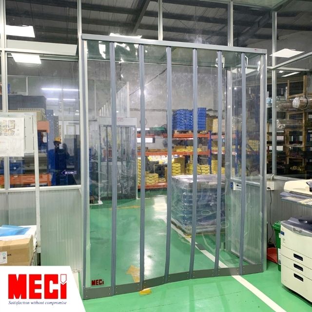 rèm nam châm ngay lối vào khu vực nhà kho trong một nhà xưởng