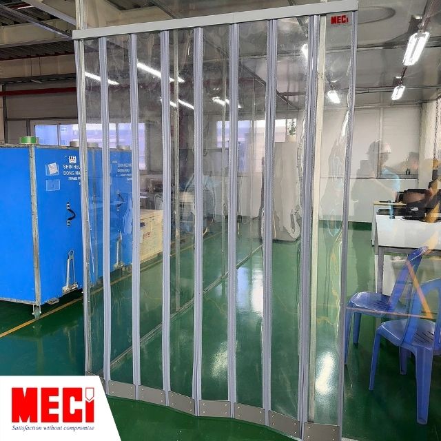 rèm nam châm tại lối vào một căn buồng được làm từ vách ngăn nhựa PVC