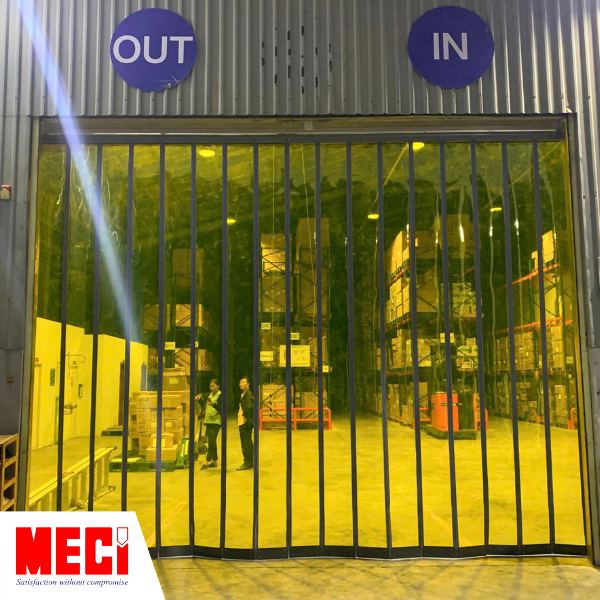 rèm nam châm màu nàng được lắp trước một kho hàng