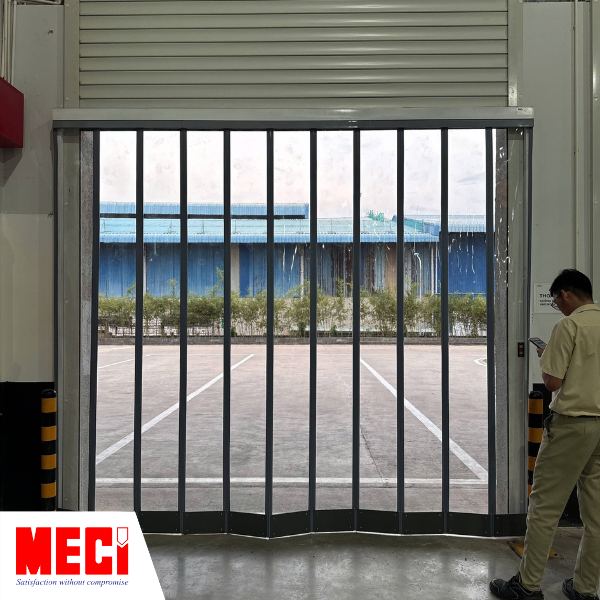 rèm nam châm kết hợp cửa cuốn tôn tại lối vào một nhà máy