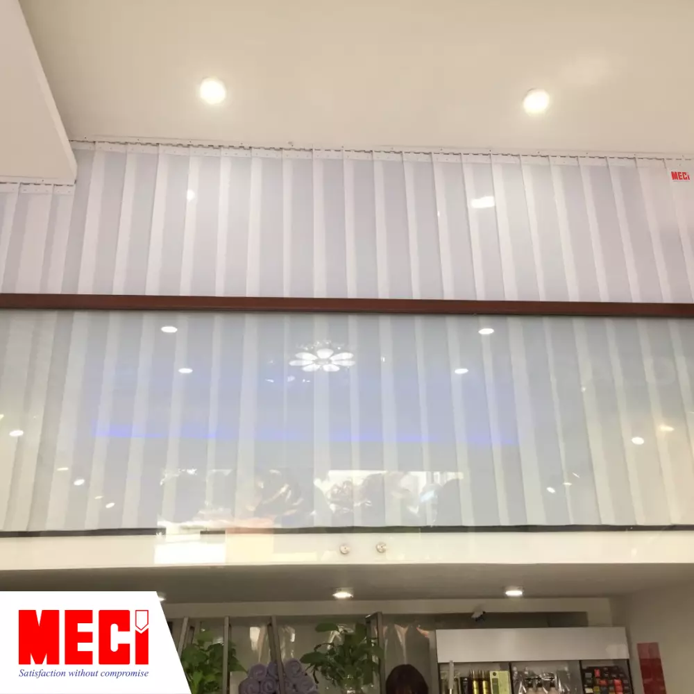 Rèm nhựa trắng đục thả sợi tại gác lửng
