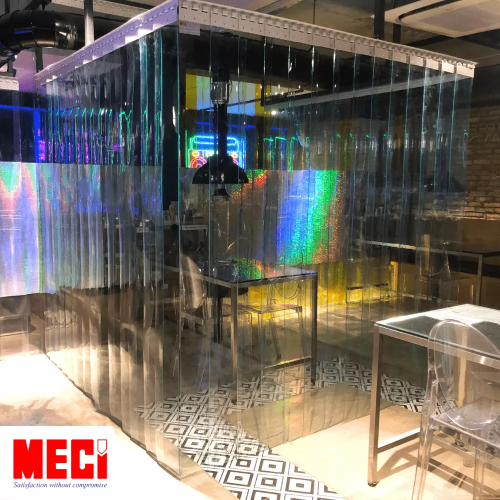 Rèm nhựa thả sợi tạo thành vách ngăn tại quán ăn đèn màu