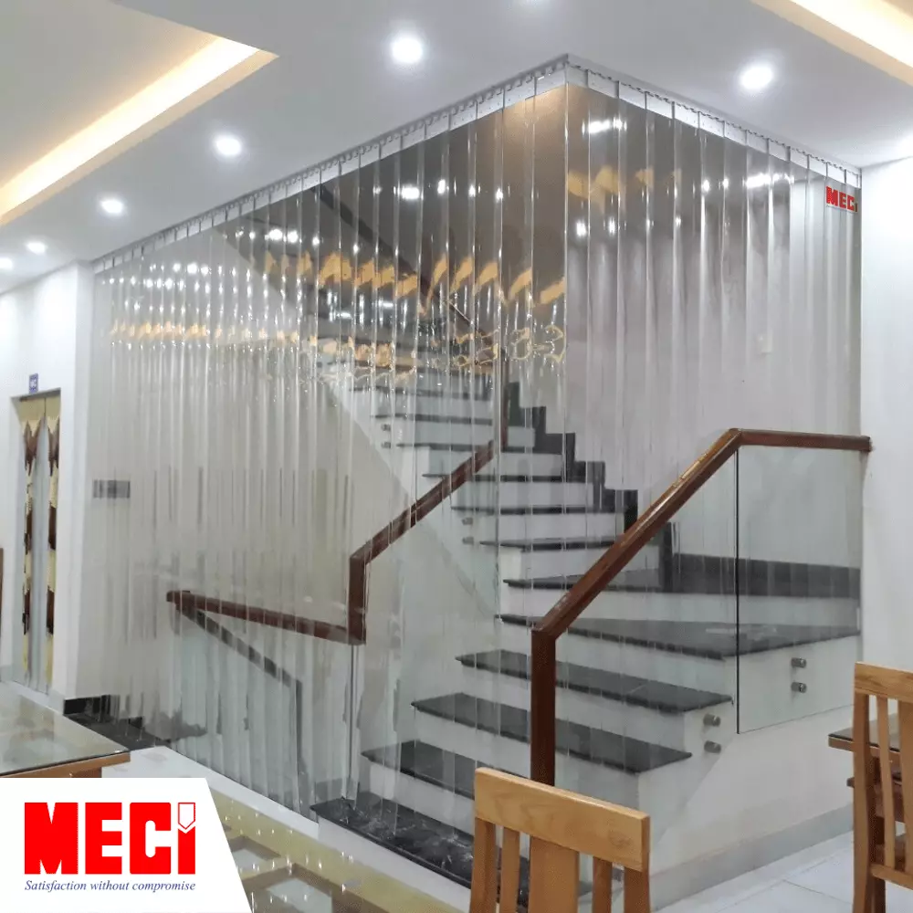 Rèm nhựa màu trắng trong thả sợi tại góc cầu thang