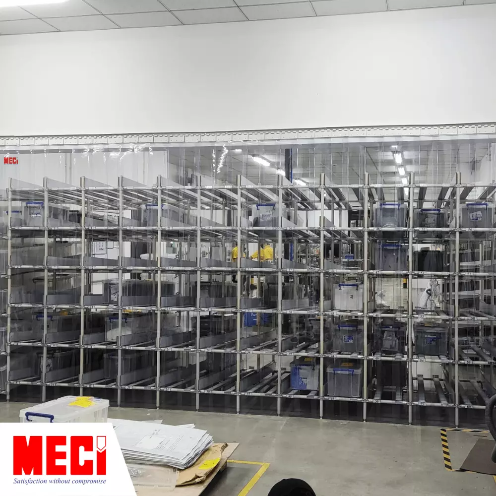 Rèm nhựa màu trắng trong thả sợi tại tủ đựng dụng cụ