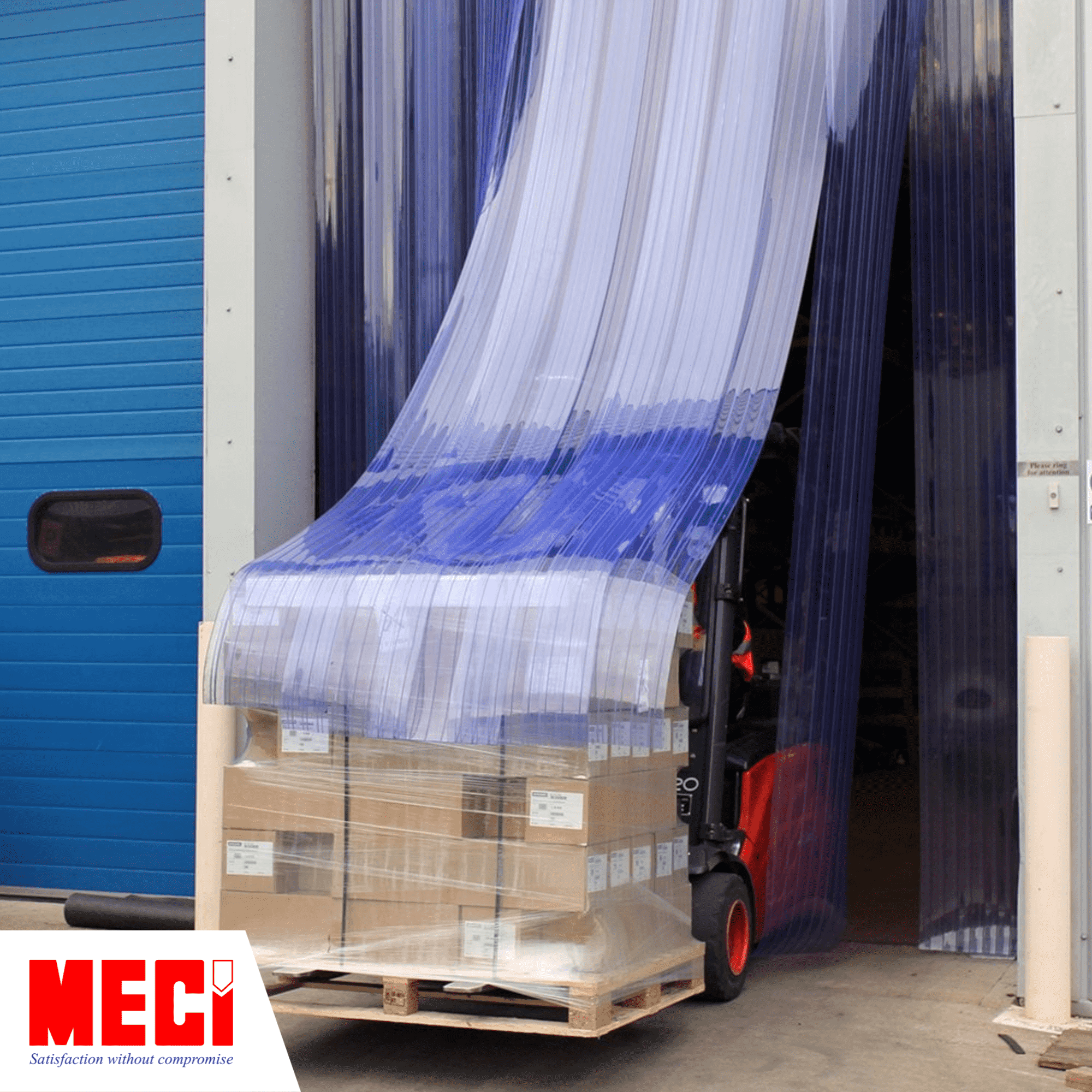 Xe nâng di chuyển vào rèm nhựa PVC