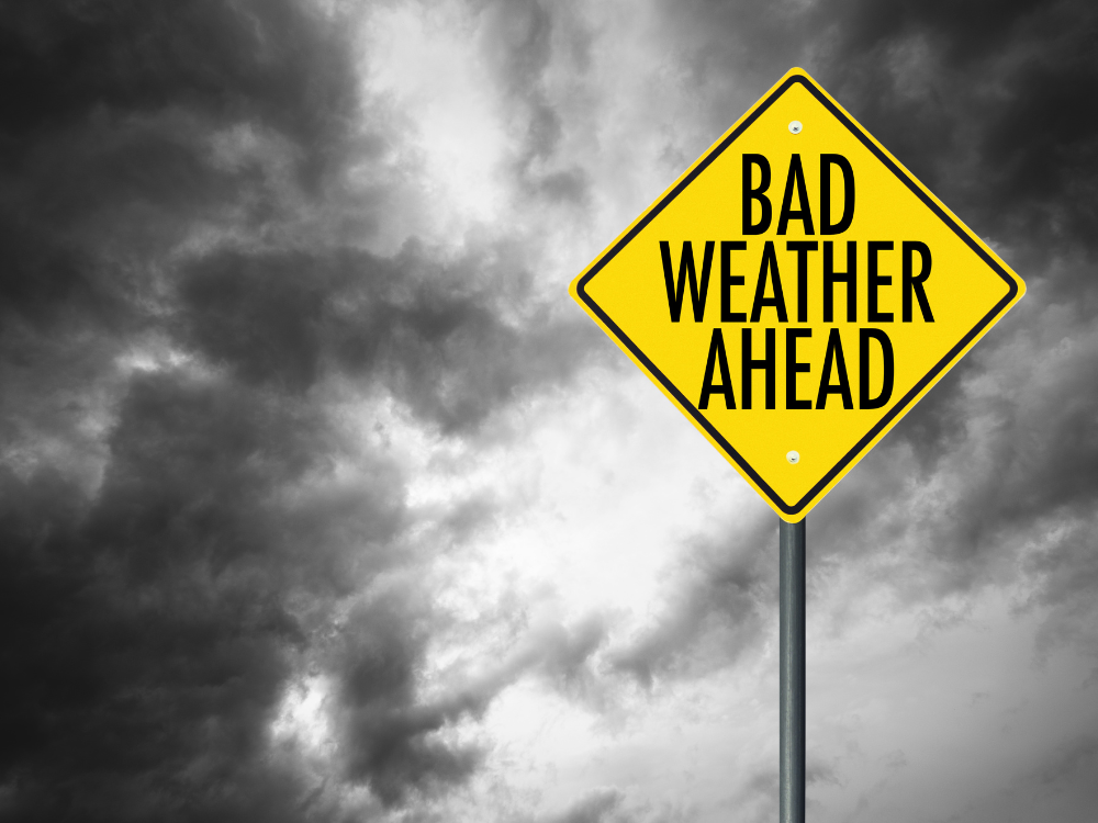 Biển cảnh bảo thời tiết xấu màu vàng được đặt bên phải, bao phủ cả tấm hình là trời mây âm u. 