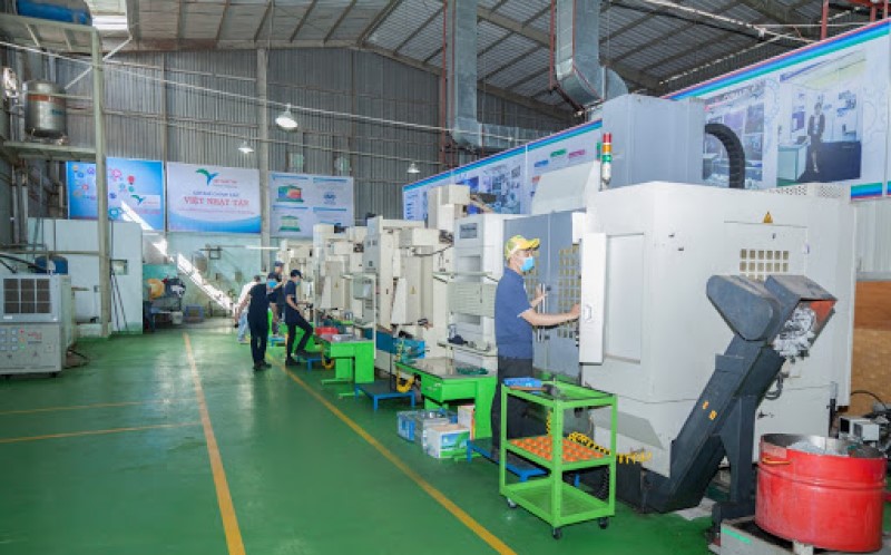 Bên trong nhà xưởng công ty gia công cơ khí chính xác Việt Nhật Tân